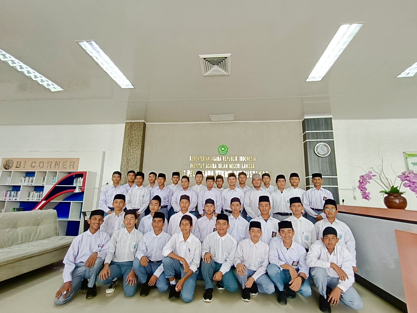 SMA ITQ Huda Wan Nur Lakukan Kunjungan Edukasi ke Perpustakaan