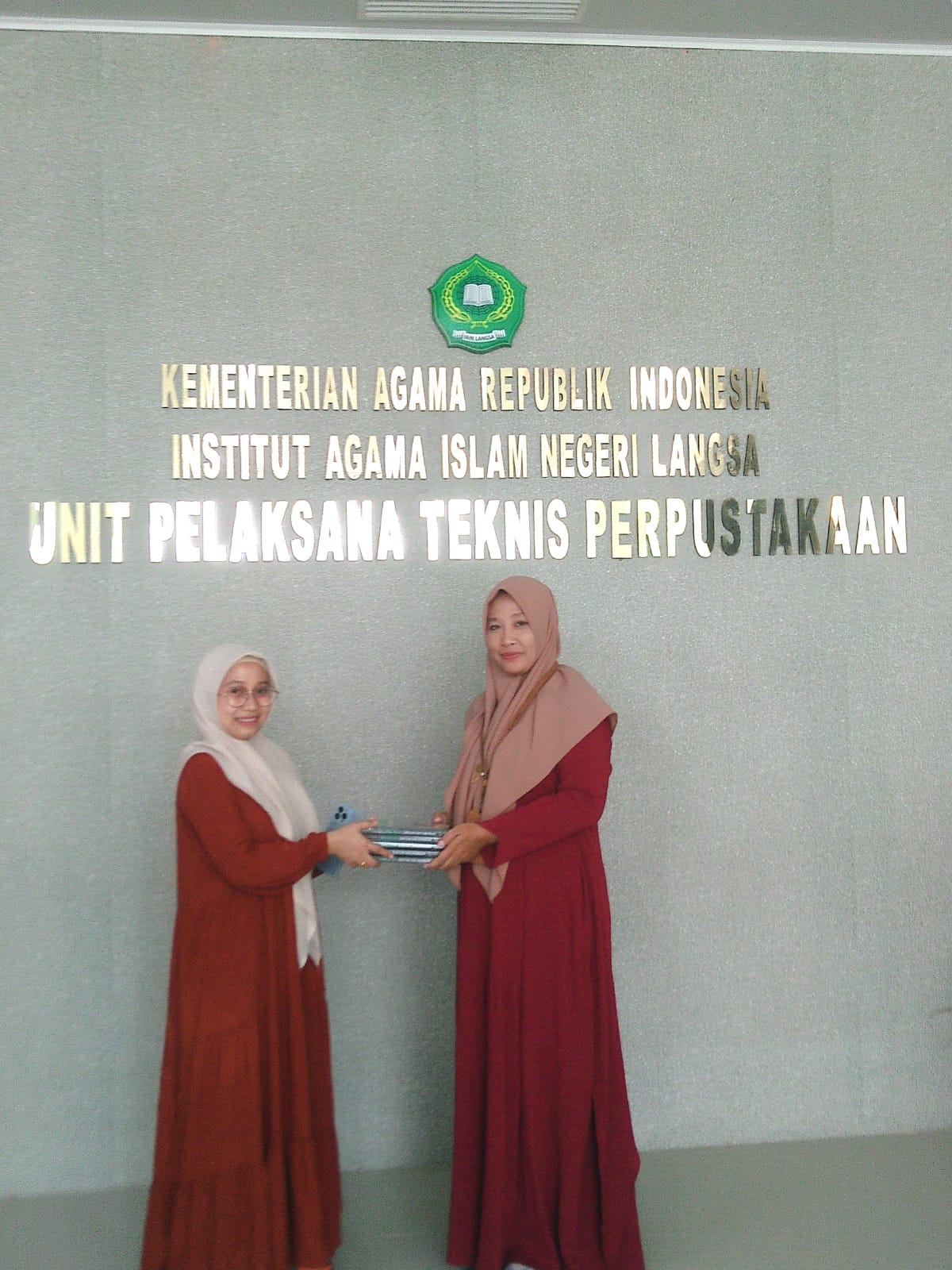 Hibah Buku Karya Almarhum Dr. Farid Wajdi Ibrahim, MA