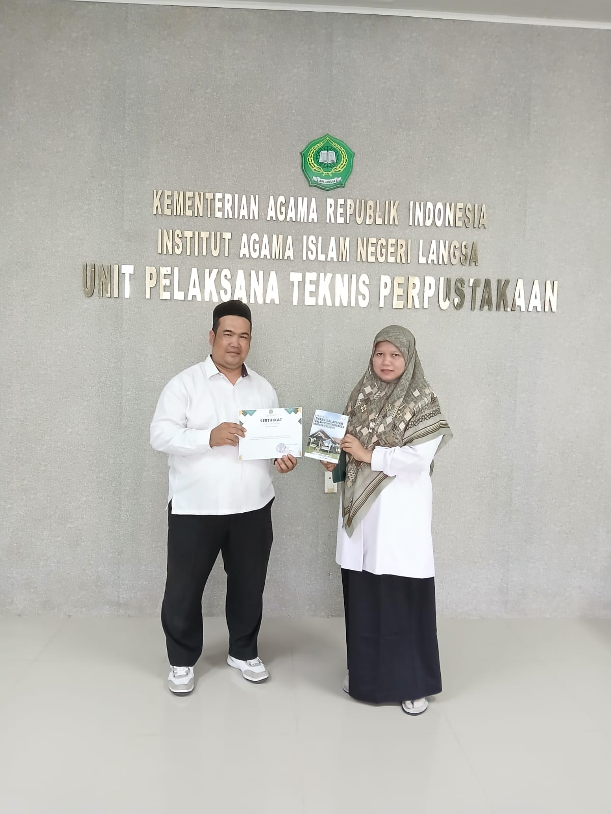 Moment HAB 79, Dosen IAIN Langsa Hibah Buku Ke Perpustakaan