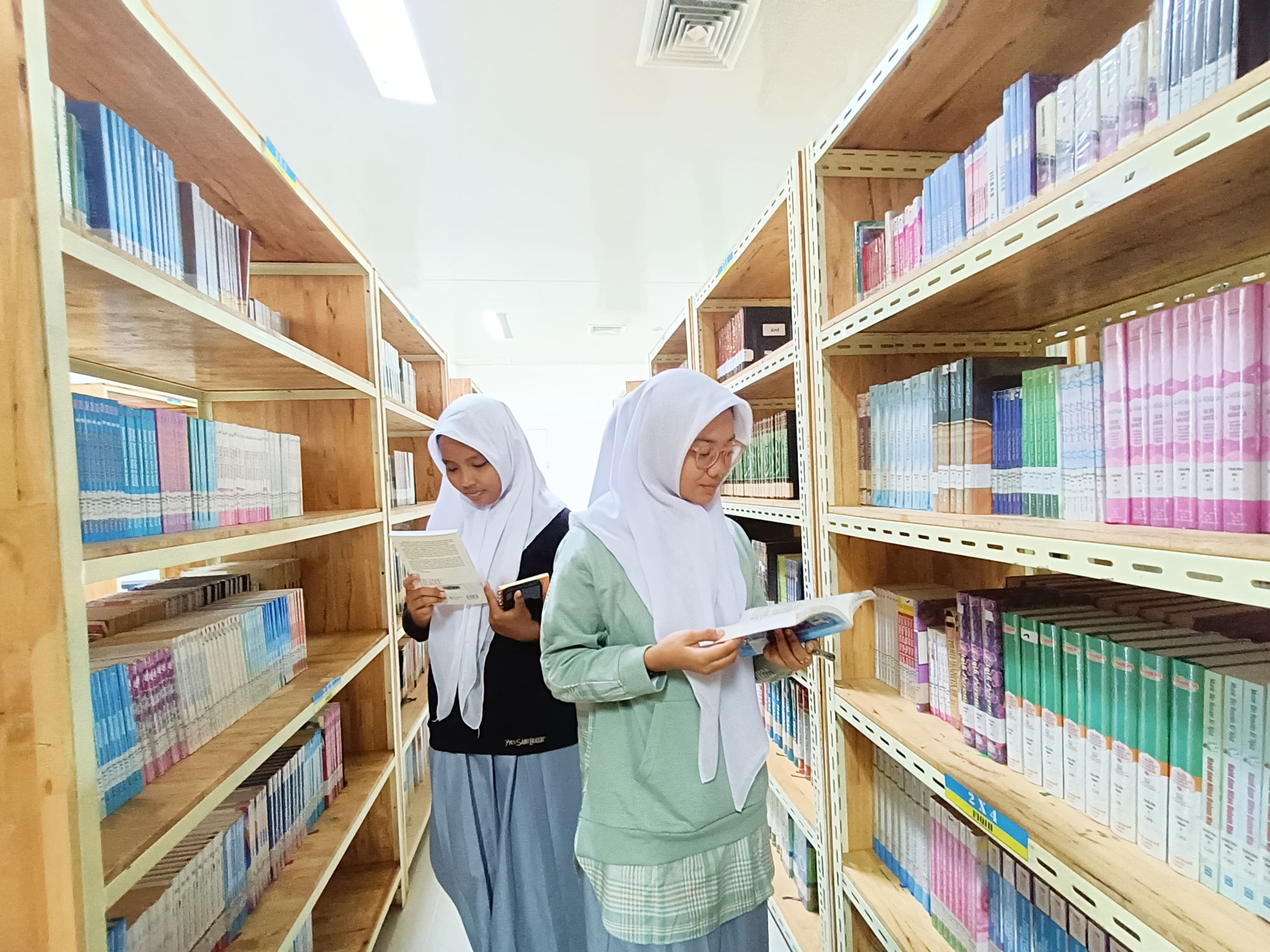 Visitasi Literasi SMK Perbankan Graha Media : Perpustakaan Sebagai Sumber Literasi Siswa