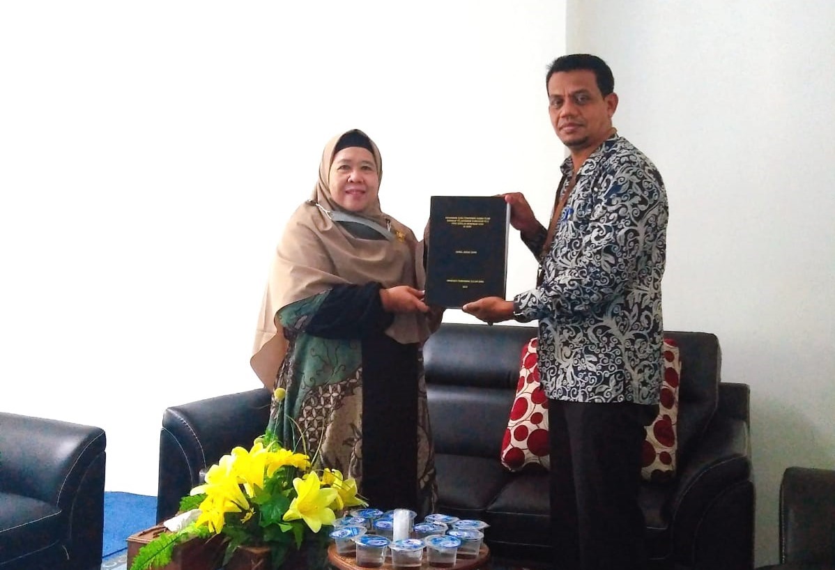 Dekan FTIK IAIN Langsa Hibah Disertasi Untuk Pustaka
