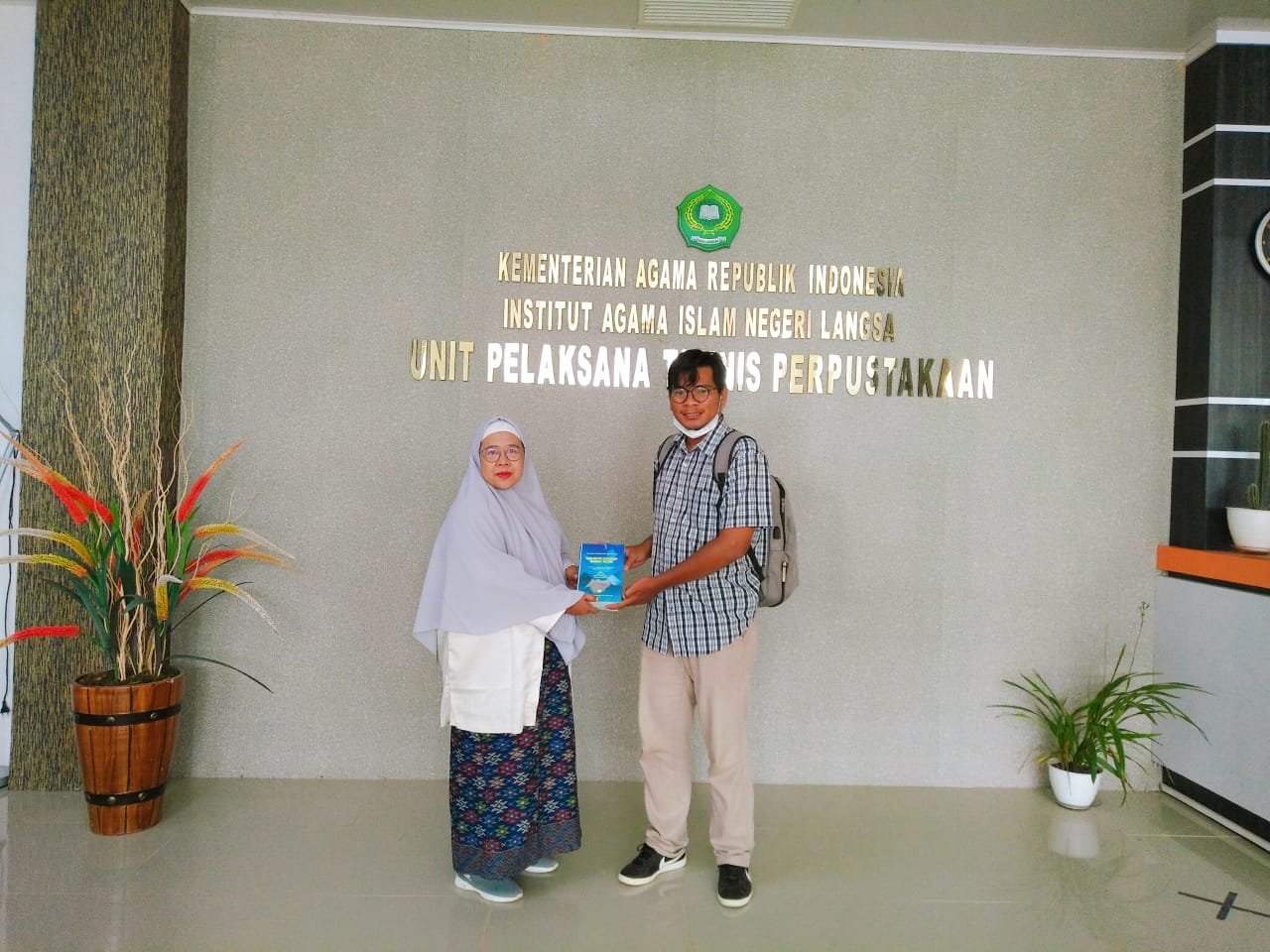 Jum'at Mubarak, Perpustakaan IAIN Langsa Terima Buku Hibah